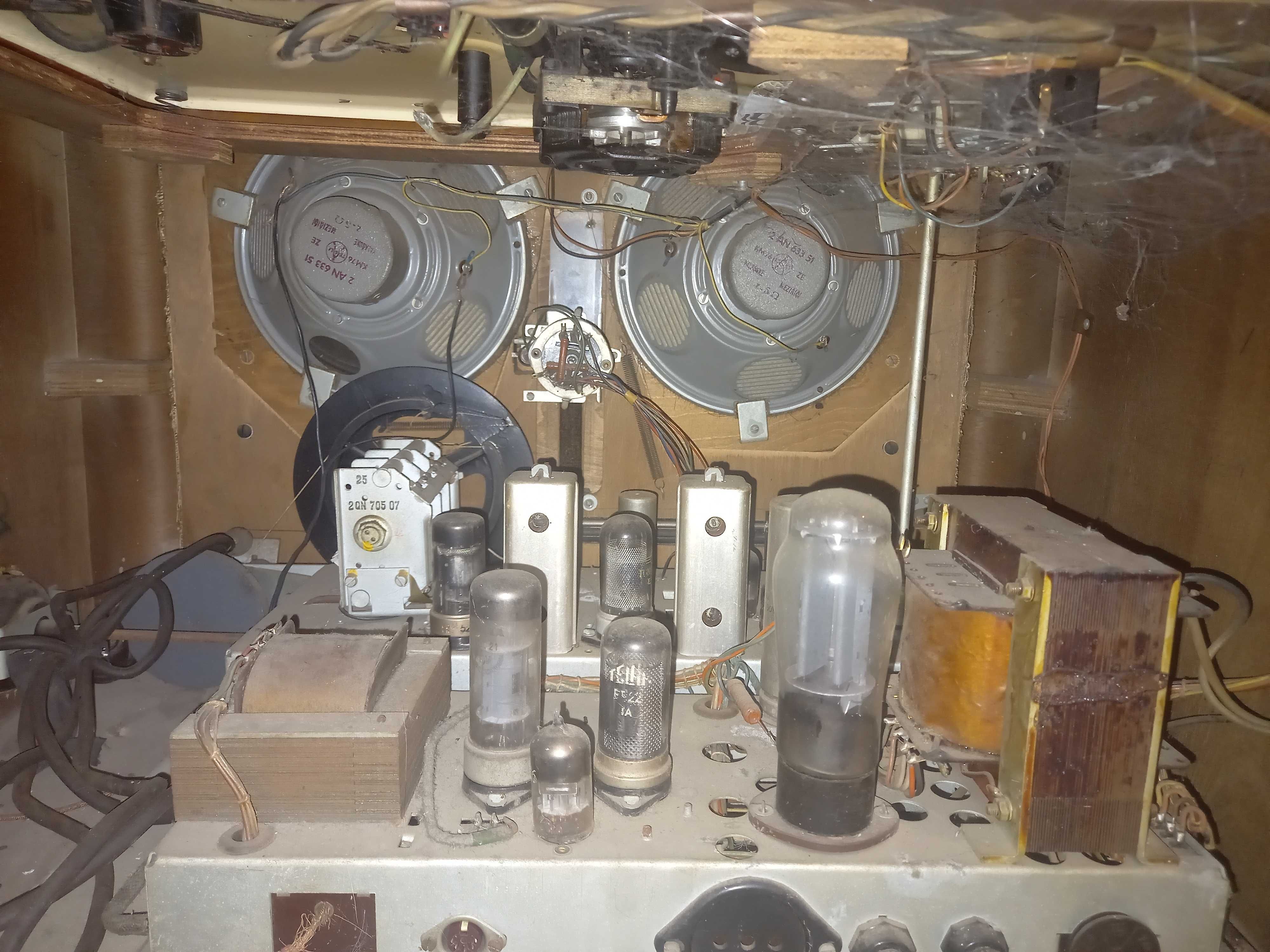 Stare radio z gramofonem TESLA  Tabor 2 model 512074