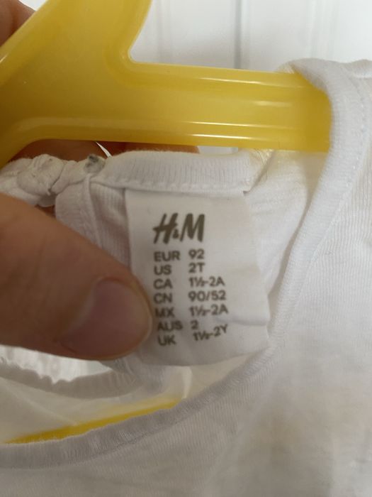 Śliczna bluzka z krotkim rękawem z koronkowymi falbankami (H&M, r. 92)