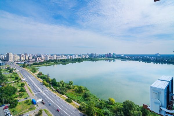 Новый Люкс с видом на озеро,  7 мин пешком от м Харьковская, м Позняки