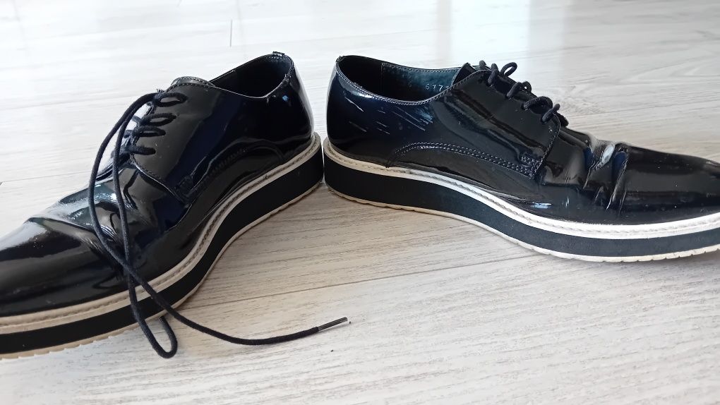 Sliczne buty na wiązanie,  mokasyny