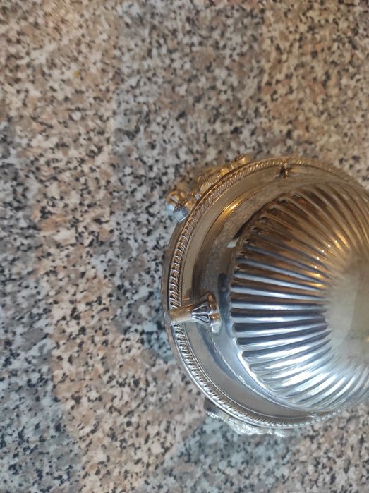 Manteigueira e cesto em Casquilho