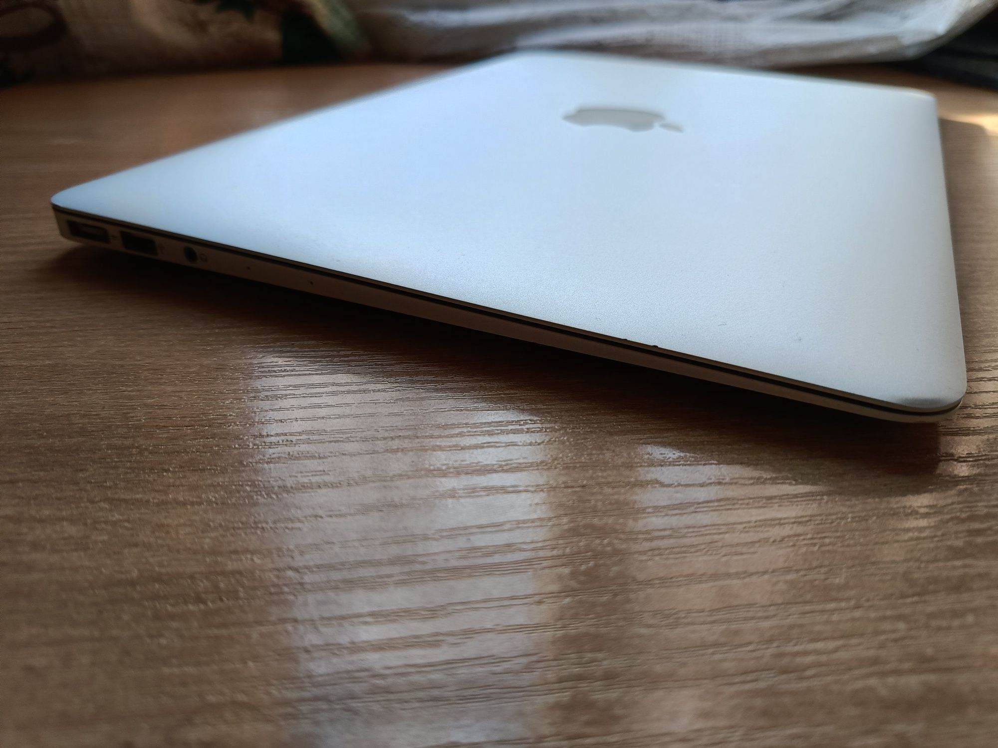 MacBook Air 13 2015 8/128 есть коробка и чек