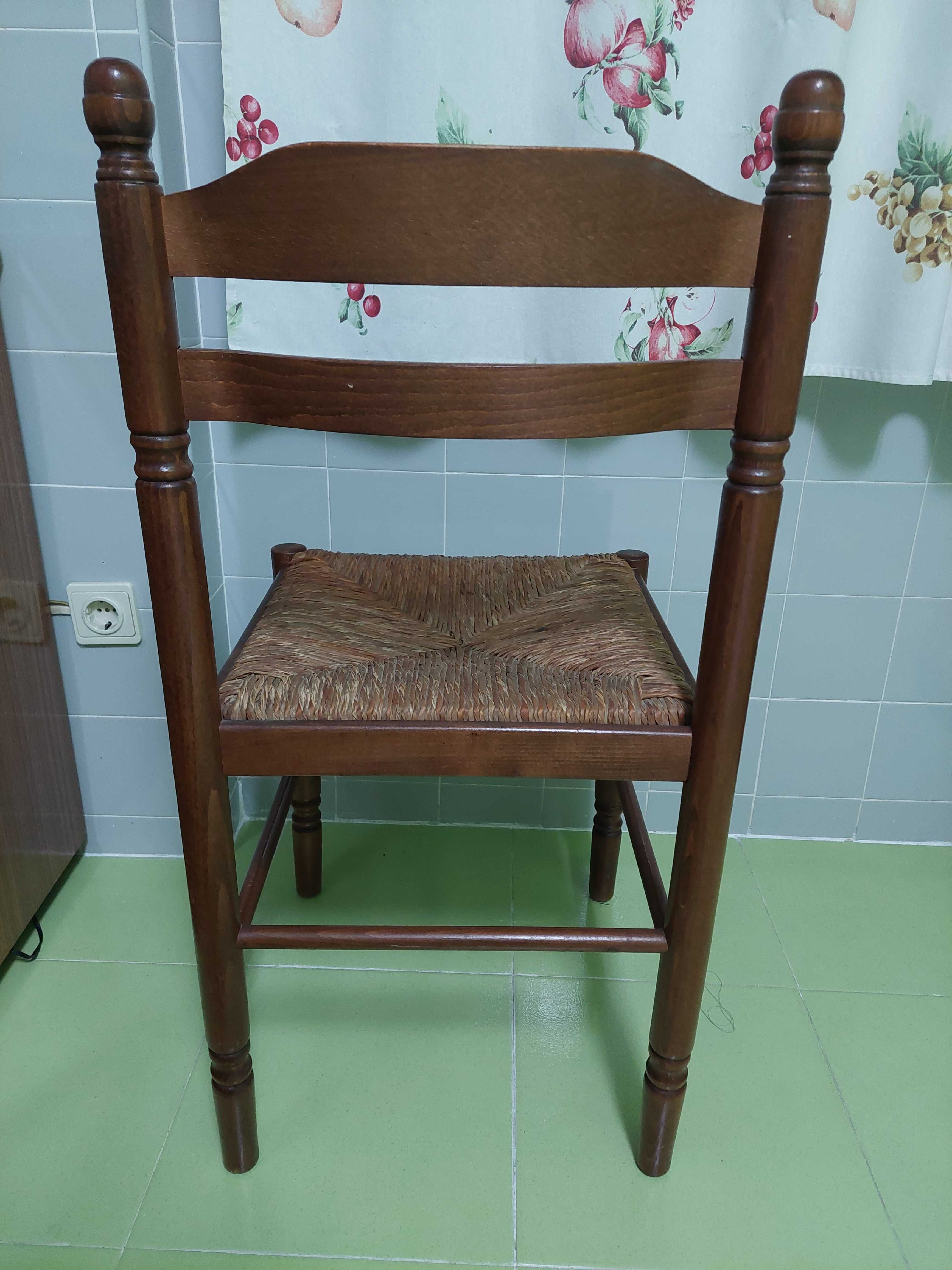 Cadeiras de cozinha "2" com assento de palhinha,  de cor castanha.