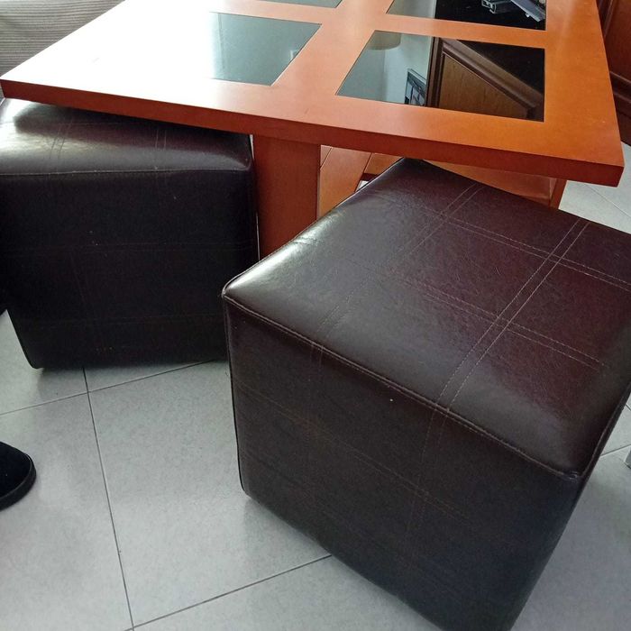 Mesa de centro com bancos em pele