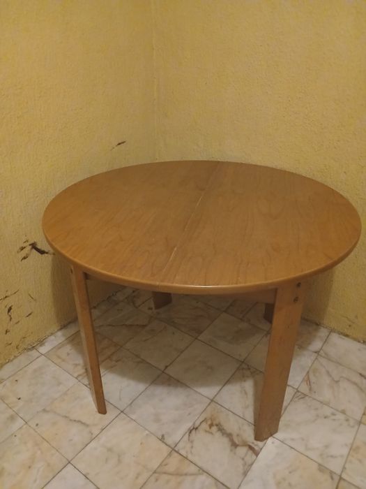 Mesa redonda para a sala ou cozinha