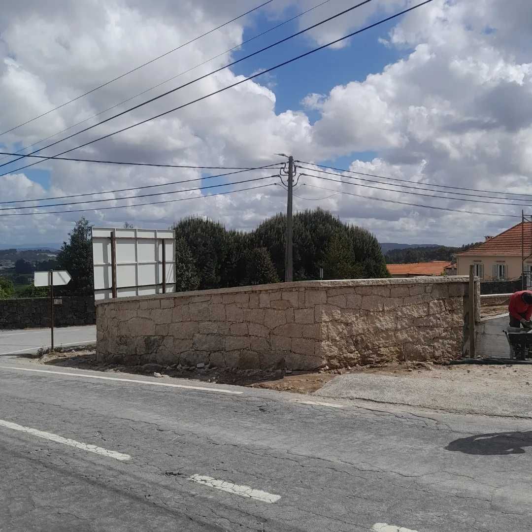 Terraplanagem e muros em pedra