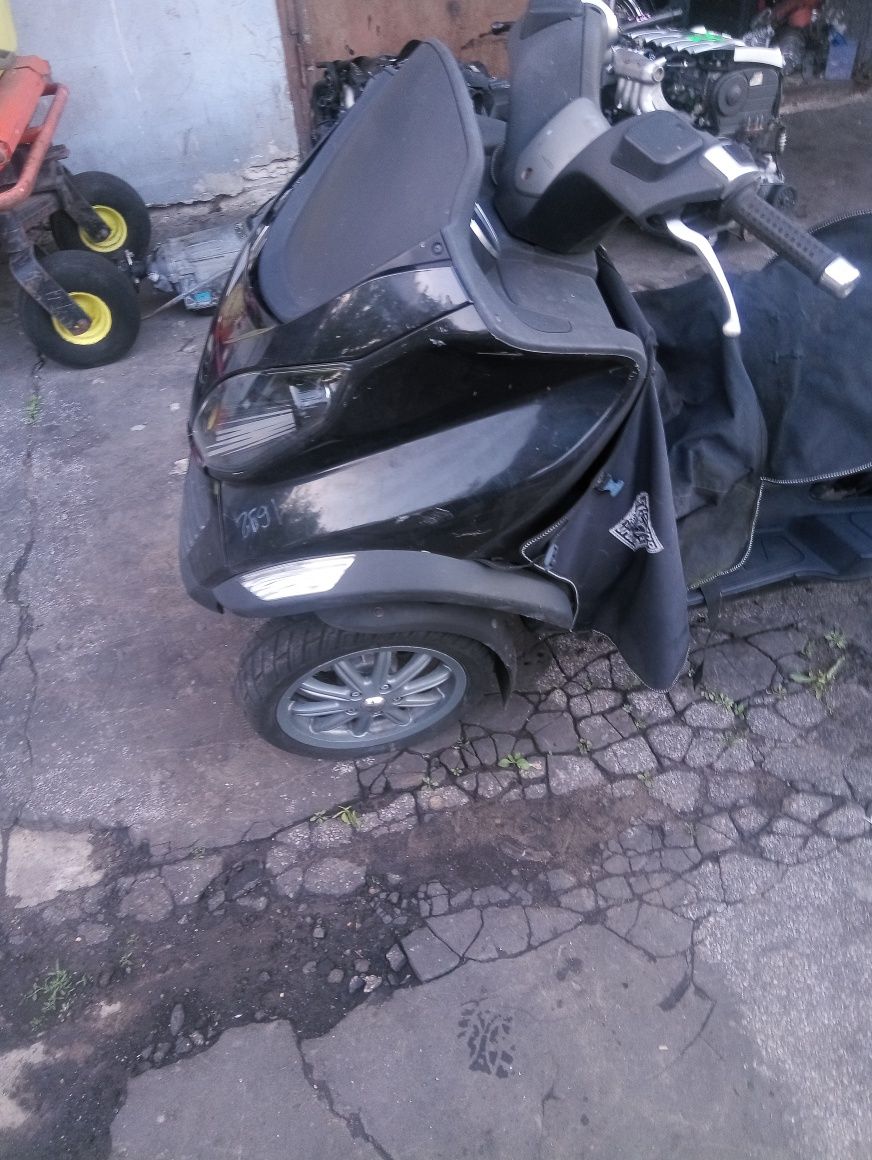 Rama z dokumentami z dokumentacja Piaggio MP3 125