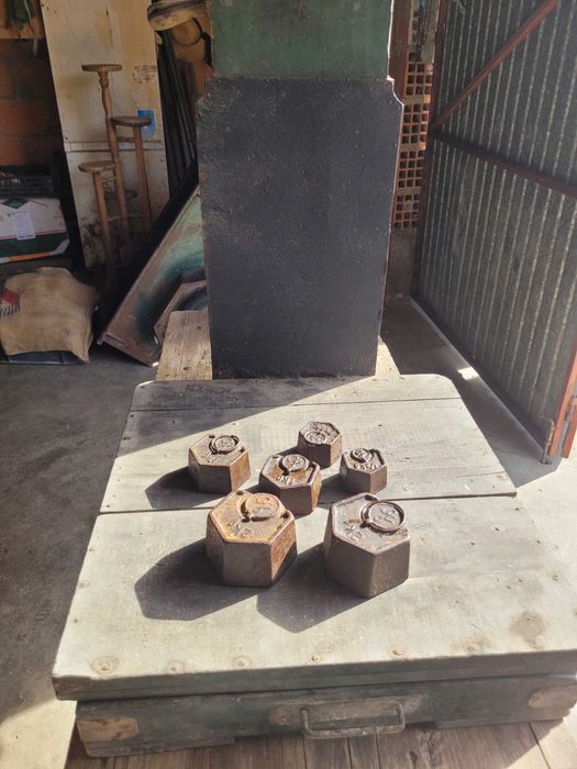 Balança antiga de madeira e ferro com pesos