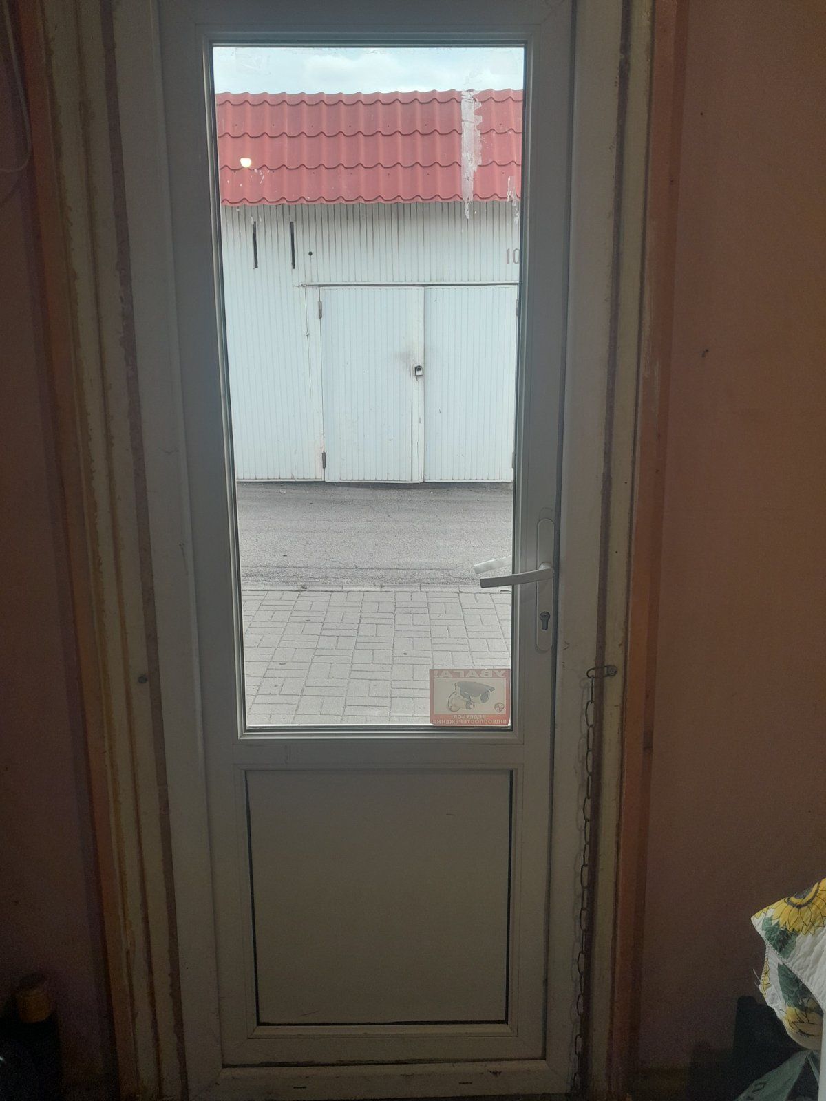 Продам пластиковую дверь