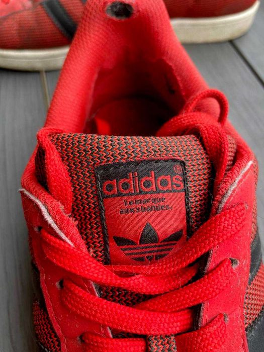 Adidas Superstar w wersji czerwono-czarnej, 43 1/3