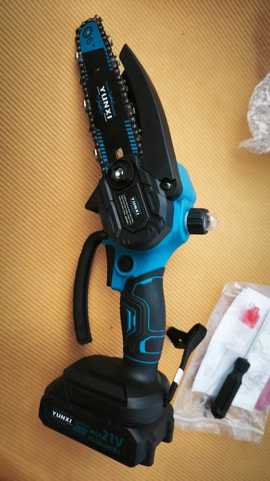 Mini motosserra a bateria, novo na caixa.