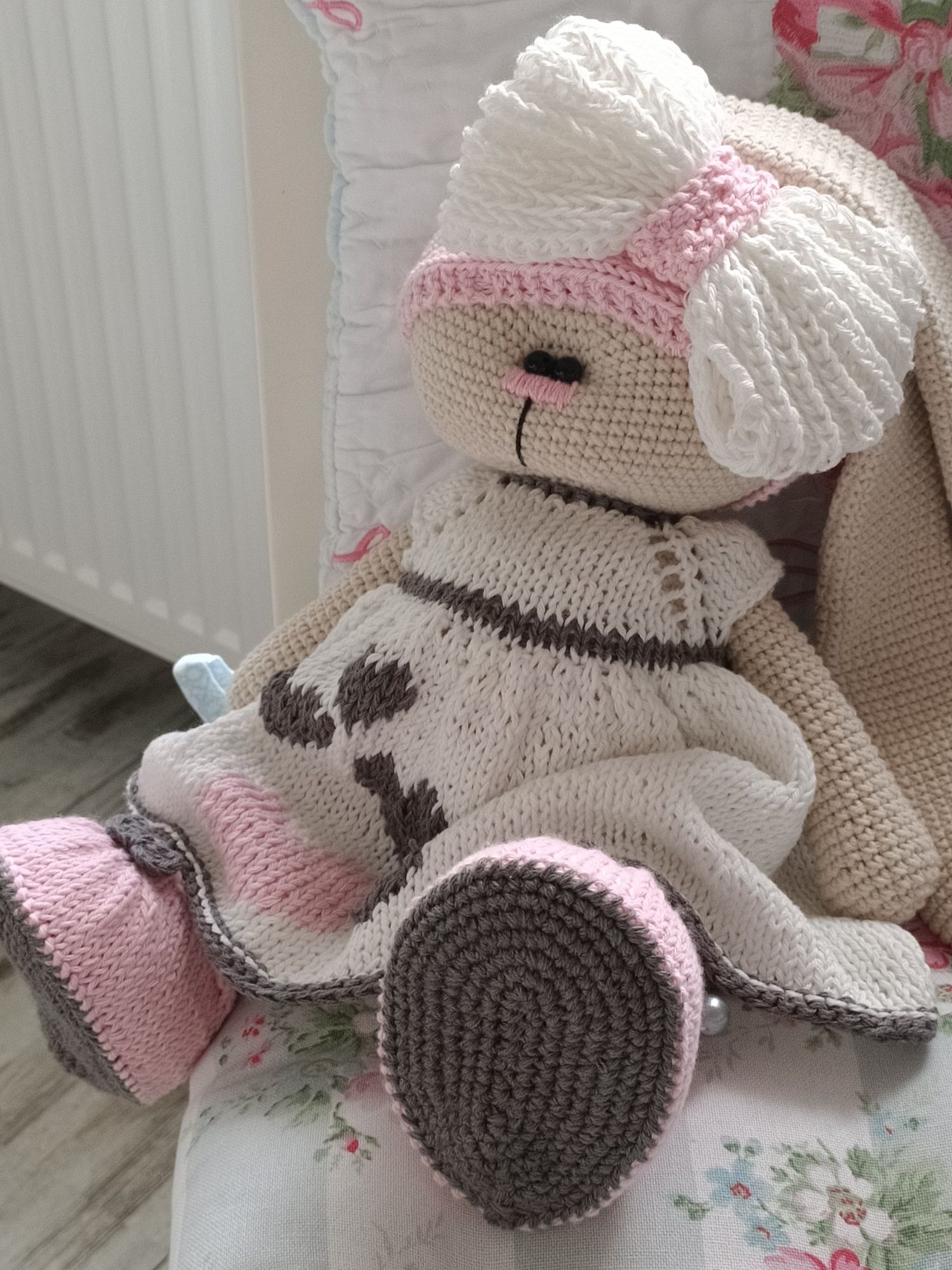 Słodka króliczka w komplecie ubrań amigurumi plus gratis