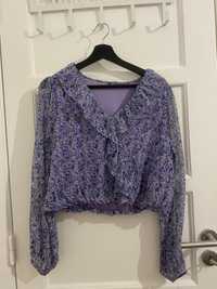 Blusa com folho e decote em V- flores lilas/azul/ branco