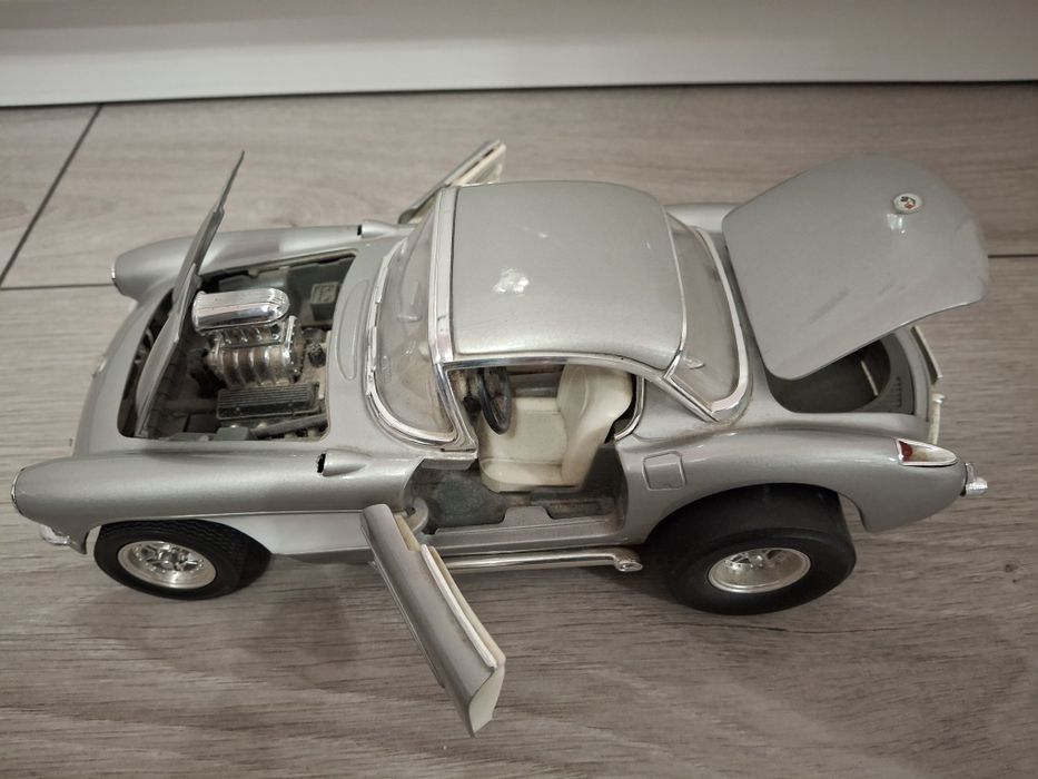 Samochód Kolekcjonerski Chevrolet Corvette Gasser Road Signature 1:18