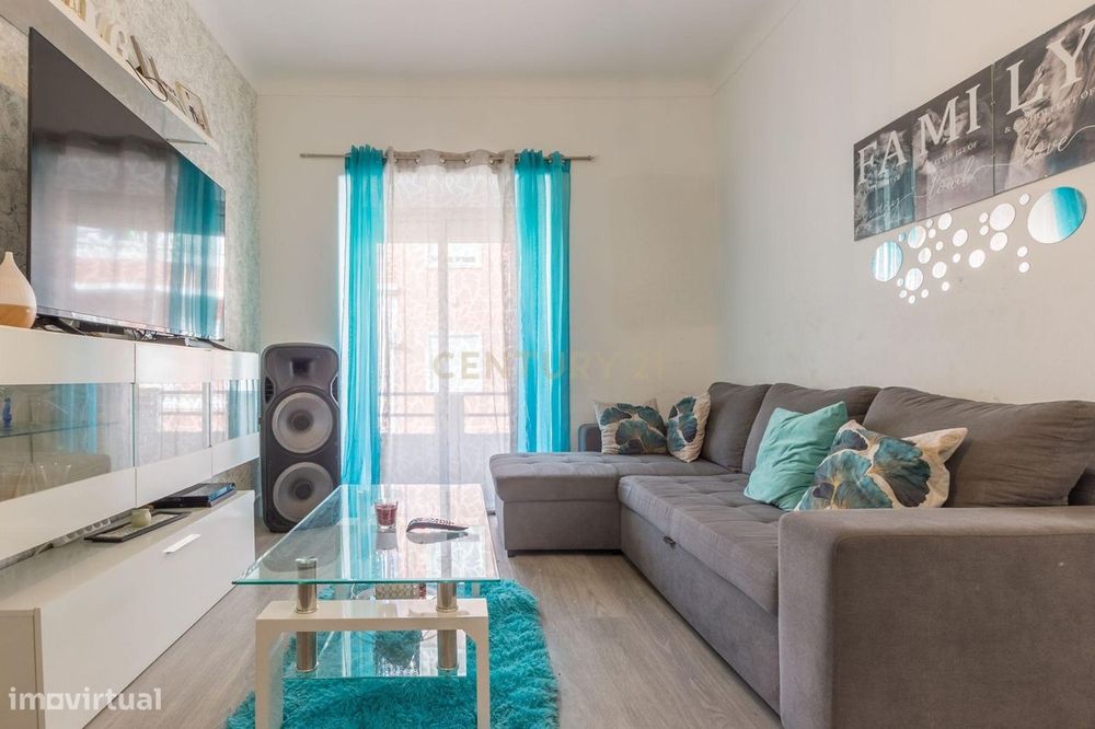 Apartamento T2 com 3 quartos e um quintal