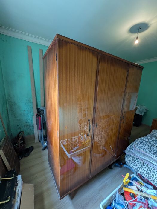 Roupeiro antigo em bom estado