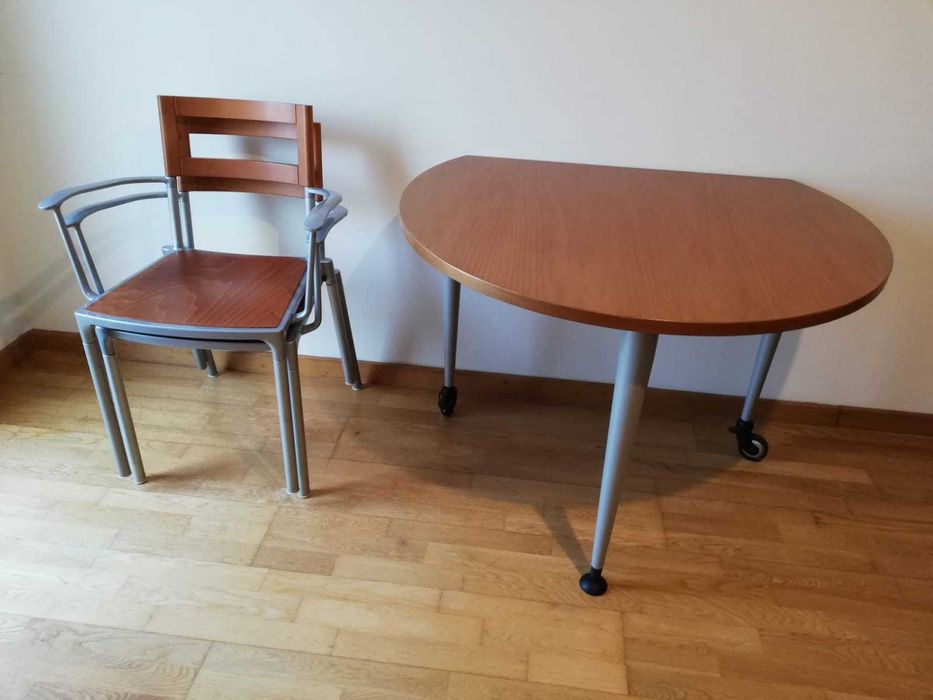 Mesa em madeira  com  3 cadeiras