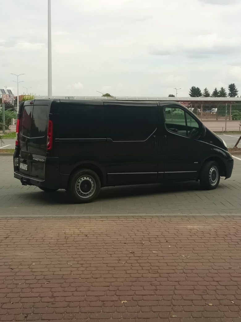 Sprzedam opel Vivaro 3 osoby 2.5 CDTI 150 km   2008r.
