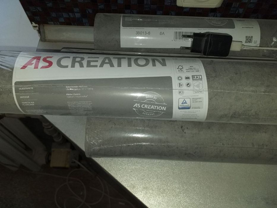 Продам щпалери! 
5 рулонів сірихта 2 рулони коричневих