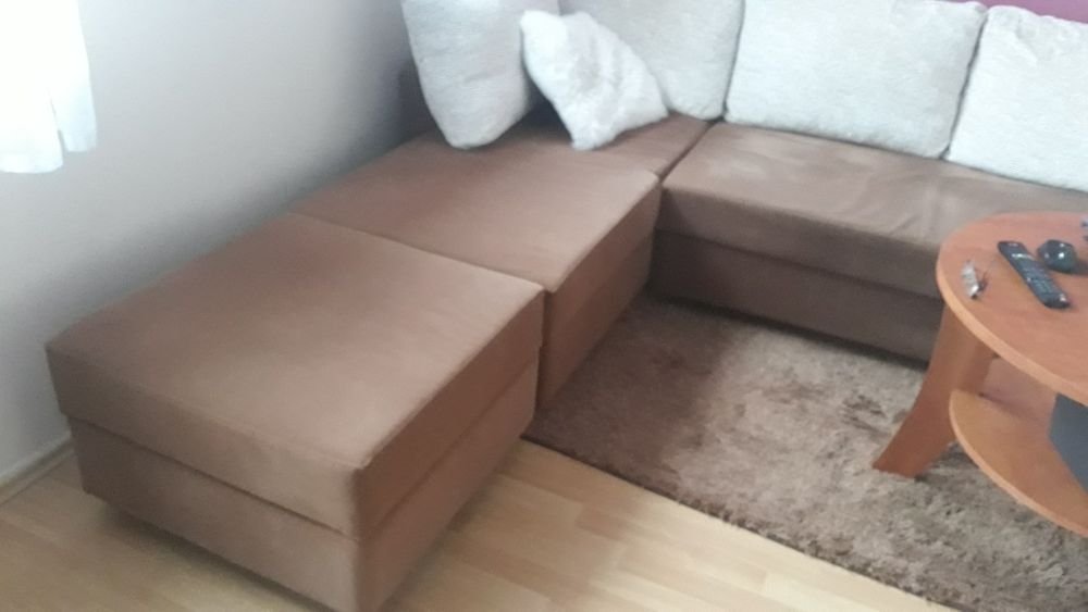 Narożnik z funkcją spania oraz pufa