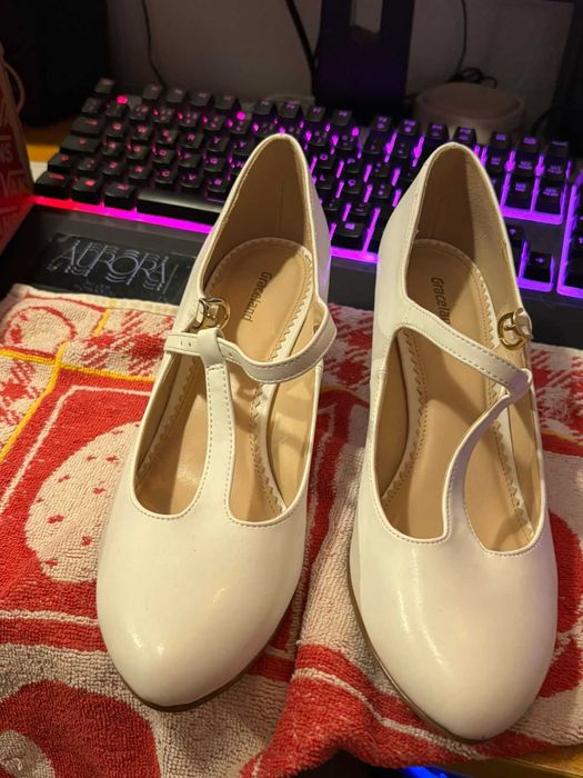 Salto elegante branco