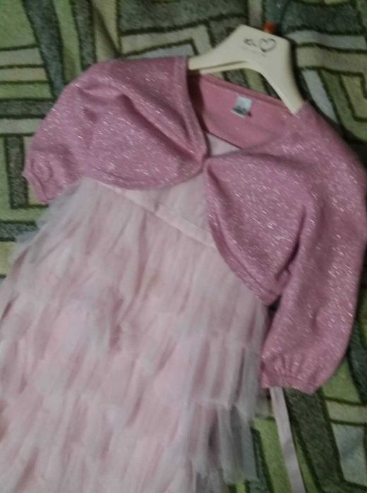 Святкова сукня на 7 років. Підійде на випускний в садочок.