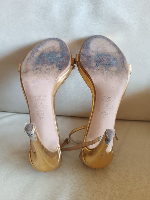 Sandalias douradas tiras Zara