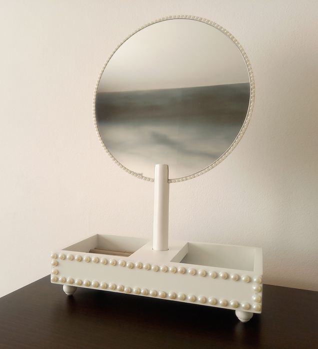 Biała szkatułka z lusterkiem na biżuterię z perełkami Drewno