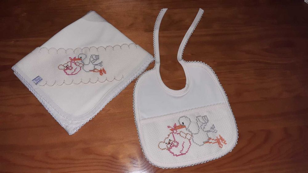 Fralda e babete bordados