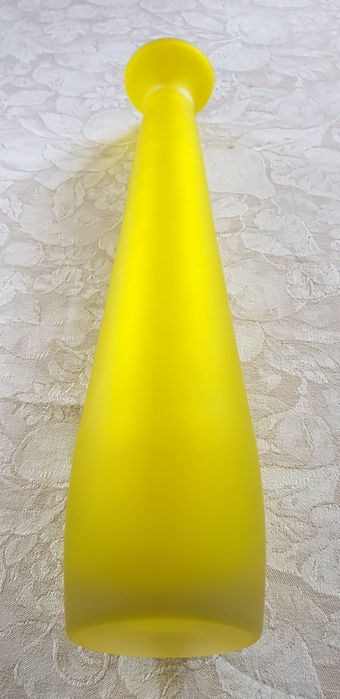 garrafa de licor amarela e azul cobalto, fosca