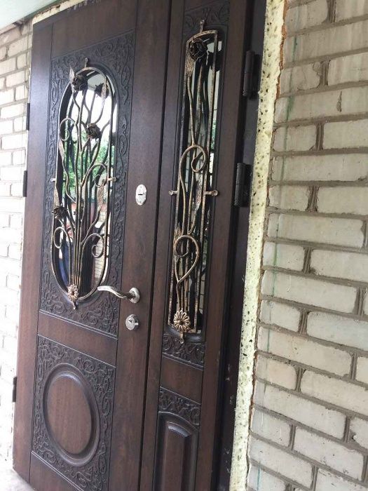 дверь входная в пригородной дом с металлической решеткой