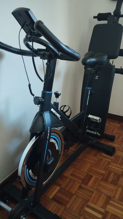 Bicicleta ergométrica e banco academia