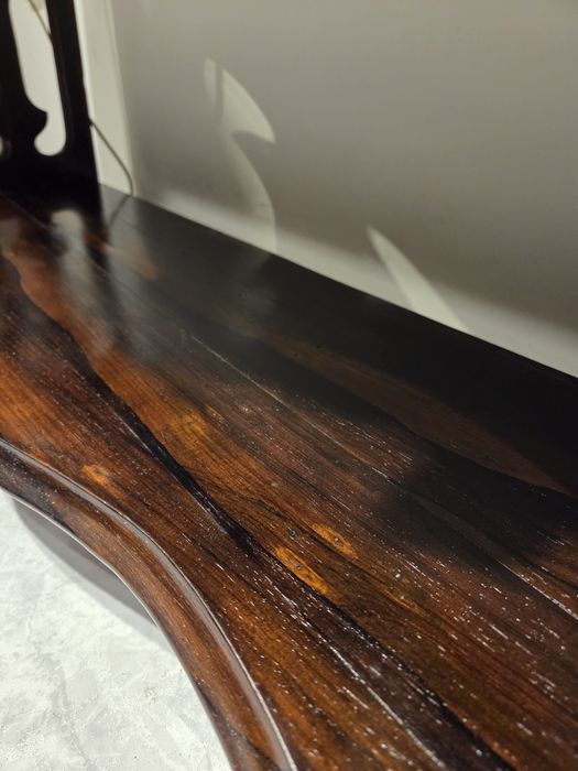 Par de Credências Românticas em Pau-santo. 

Peças antigas e restaurad