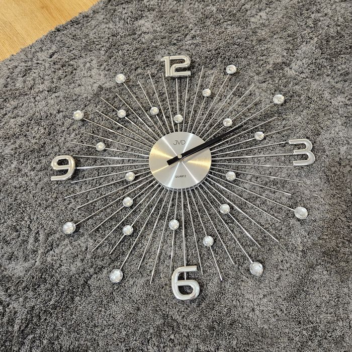 Zegar z krysztalkami