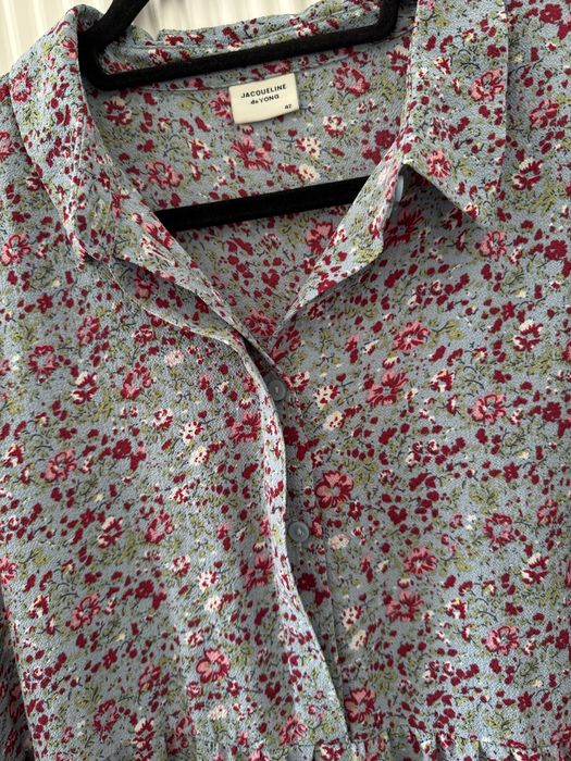 Romantyczna Sukienka - Francuski Szyk w Kwiatowym Wydaniu!