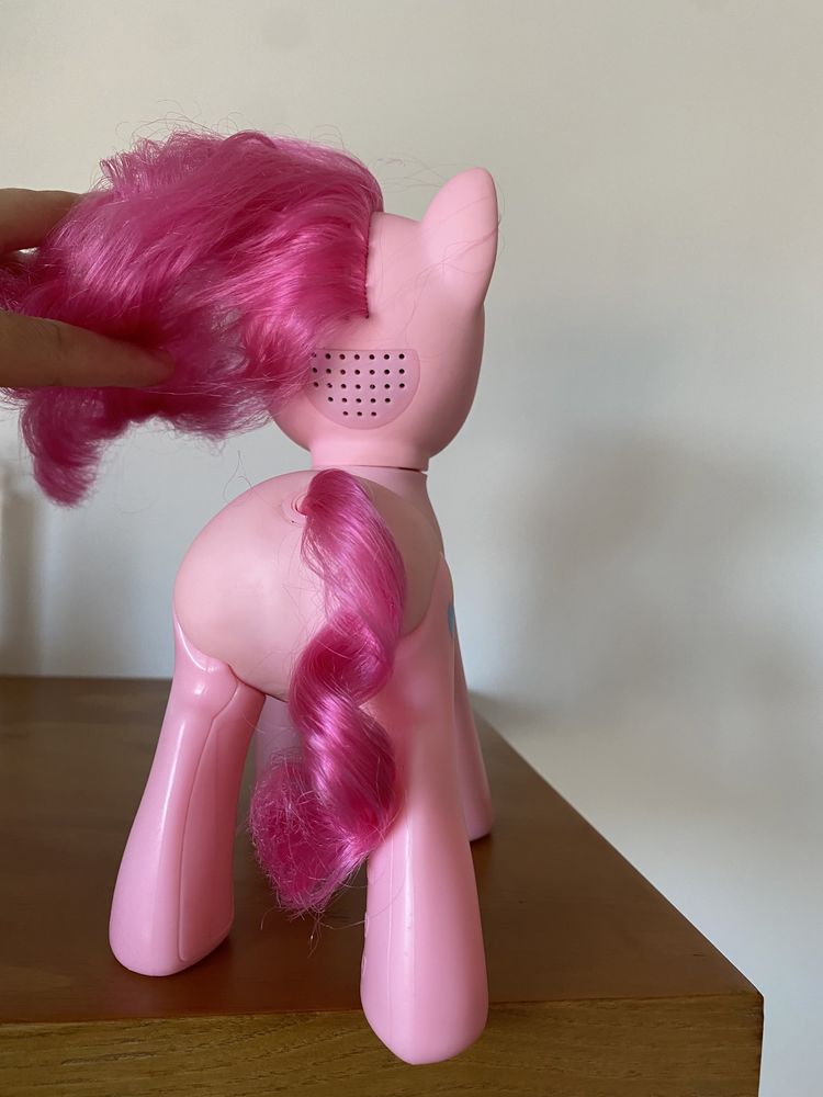 Boneca interativa my little pony pinkie pie emite sons