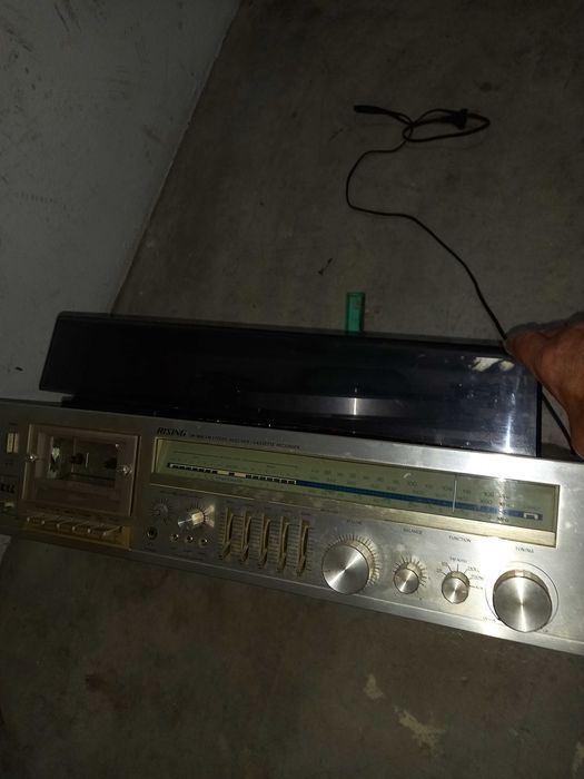 Aparelhagem anos 80 com gira discos marca "RISING"