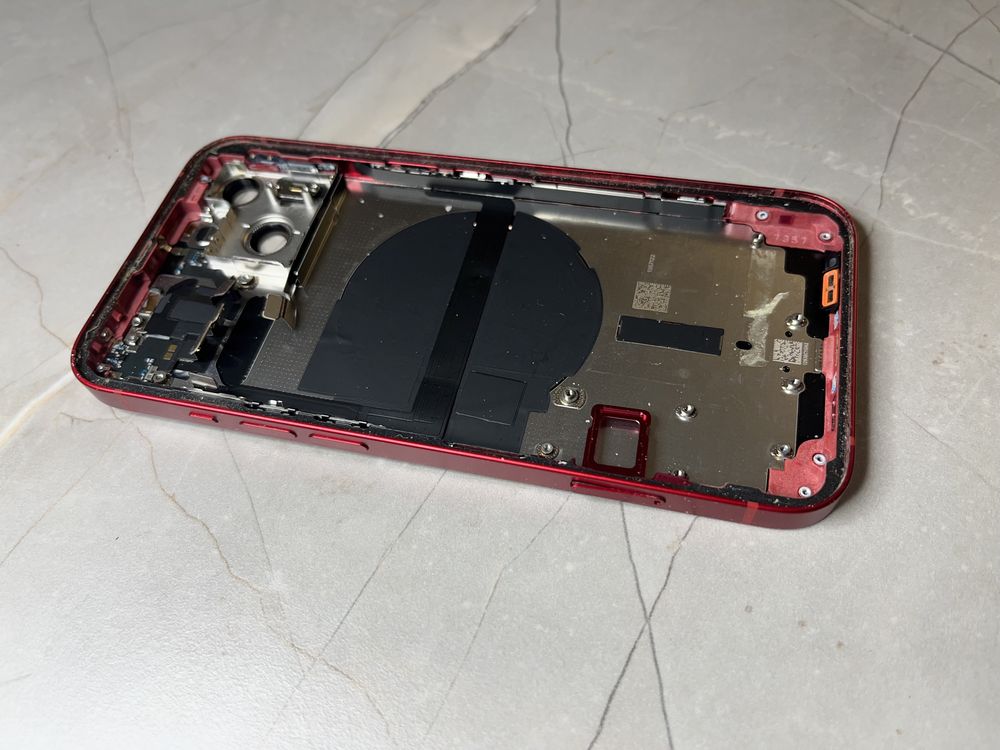 Korpus iPhone 13 czerwony