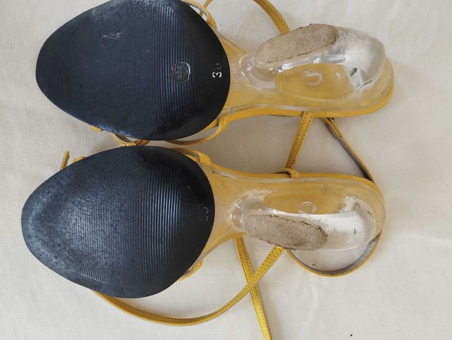 Sapatos amarelos da PROF