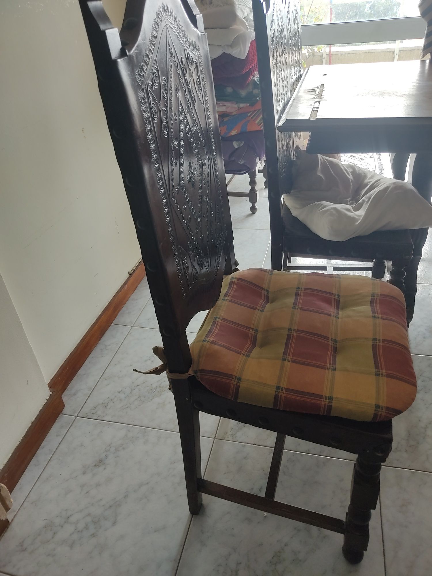 Mesa + 8 cadeiras para restaurar