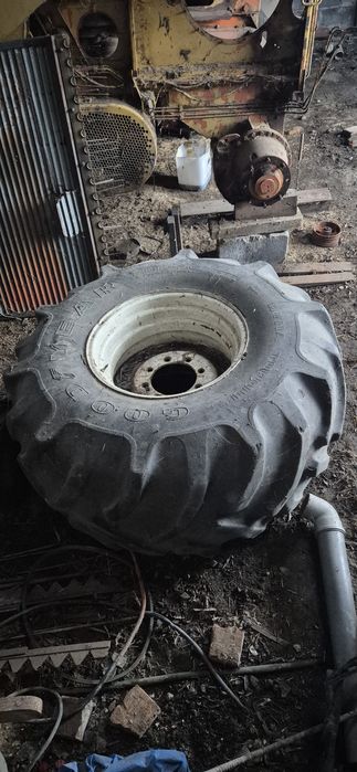Koła od kombajnu zbożowego
