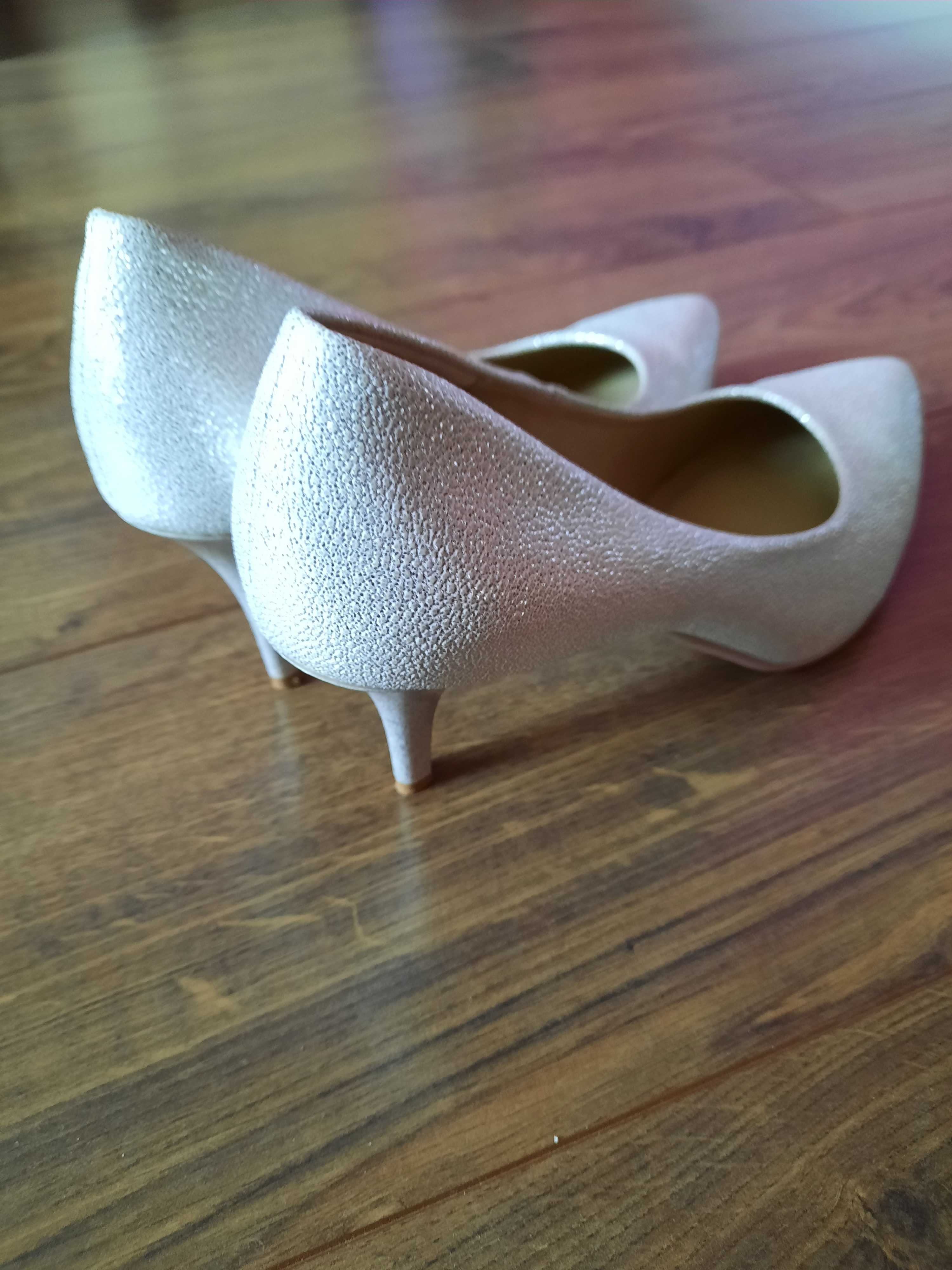 Buty białe, eleganckie do sukienki