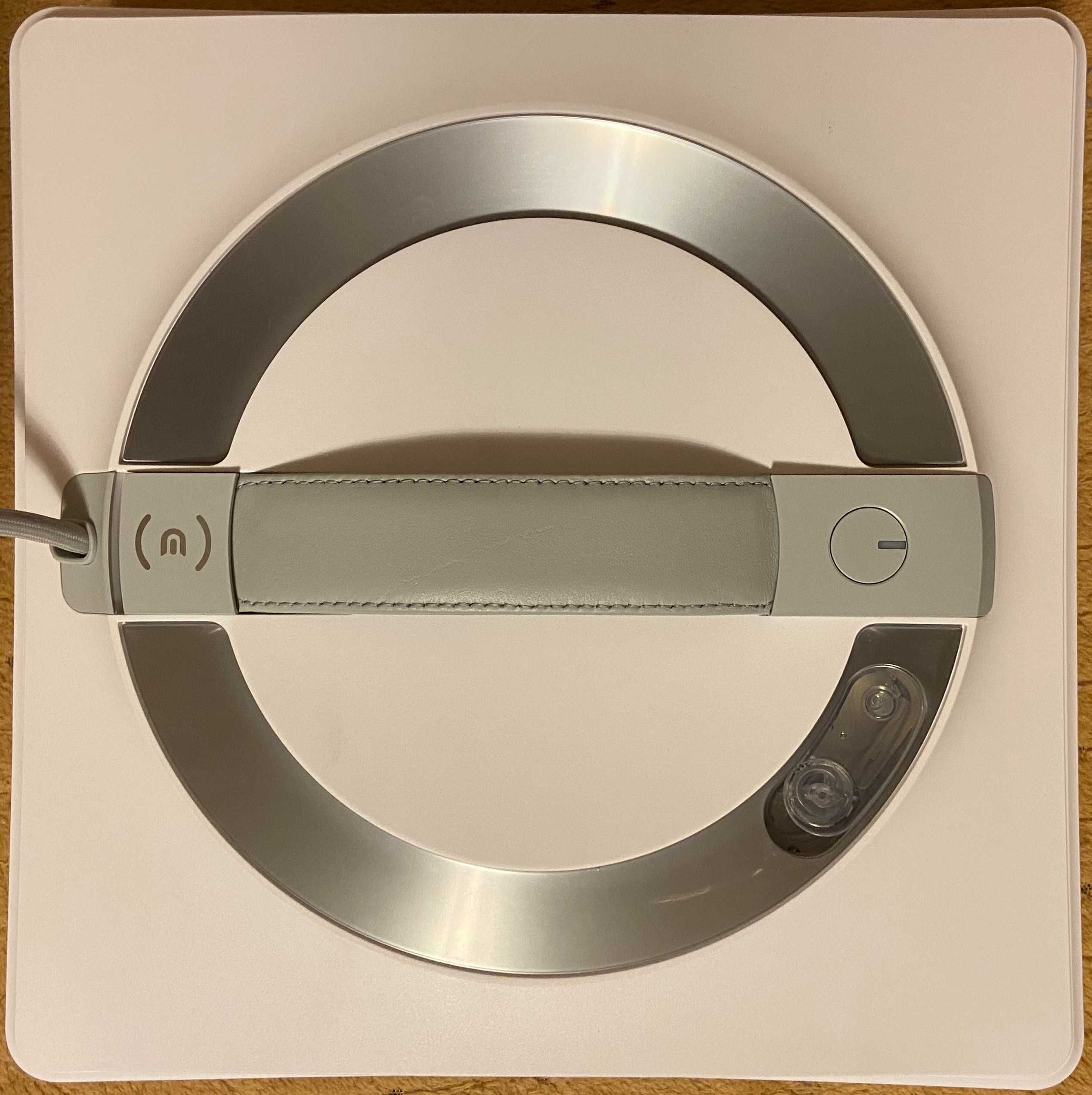 Ecovacs W2 OMNI, robot do mycia okien z własnym zasilaniem.