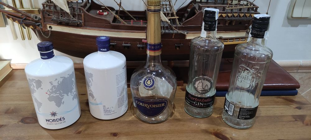 Courvoisier e Nordės garrafas de litro