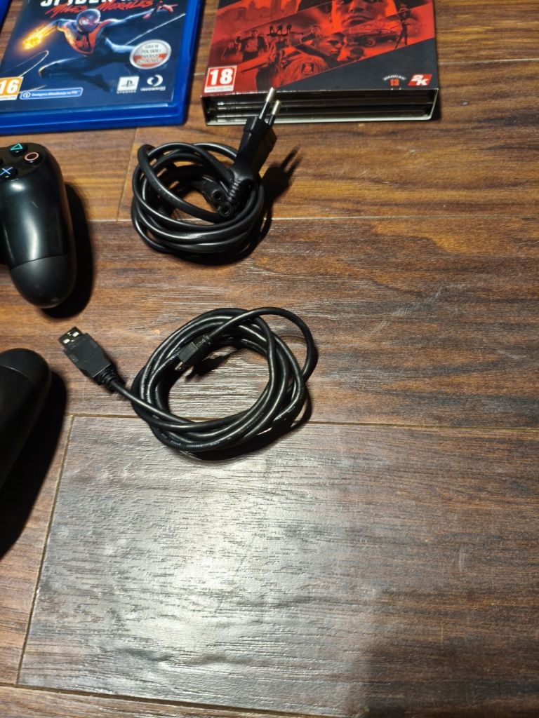 Konsola Ps4 z 13 grami