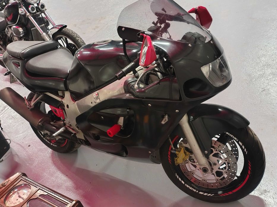 Suzuki Gsxr 600 Srad .Na części .Na poszczególne części.
