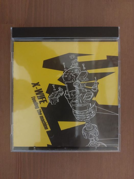 CD " Feeding the Machine " X-Wife (Como Novo)
