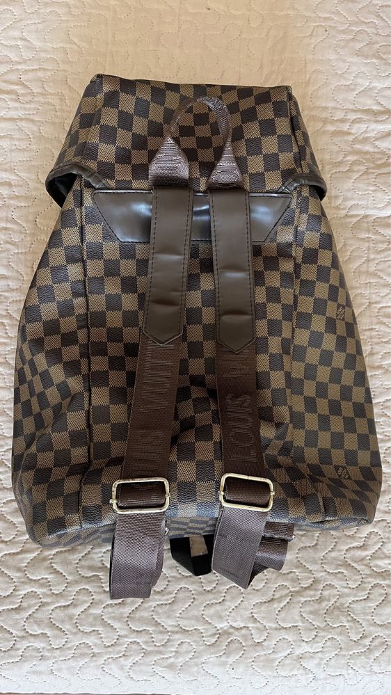 Mochilas Gucci e Louis Vuitton