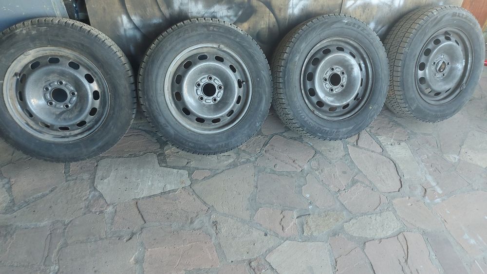 Зимова резина Bridgestone R15 195x65 майже нова з дисками і ковпаками