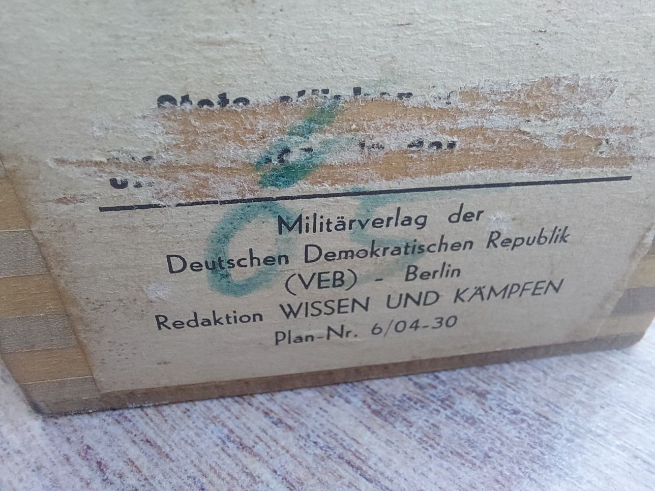 Pudełko retro PRL DDR z militarverlag Wissen und Kampfen